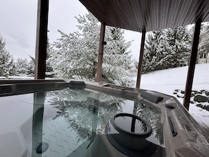 Private 6 person Hot tub