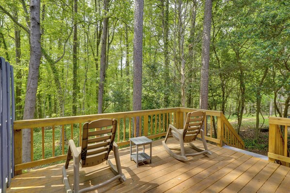 Raleigh Vacation Rental | 2BR | 2.5BA | 1,202 Sq Ft | 3 Steps to Enter