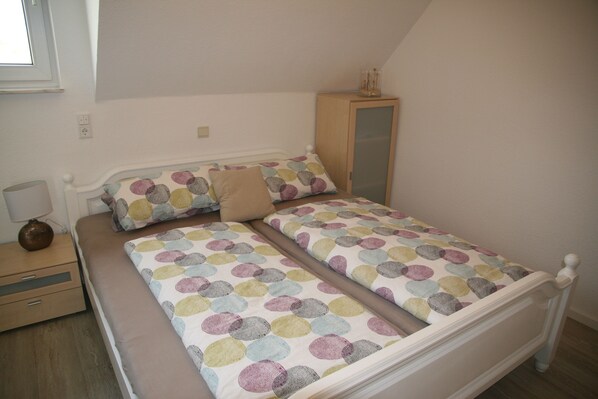 Ferienwohnung, 100 qm, 2-4 Pers.-Schlafzimmer mit Doppelbett Ferienwohnung Zwischen den Seen in Haltern am See