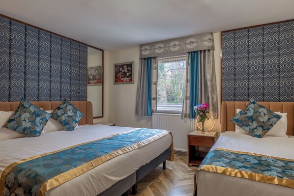 Unit with 1 King bed and single bed