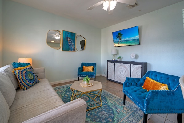 Inviting living space with sleep sofa (Unit 102)