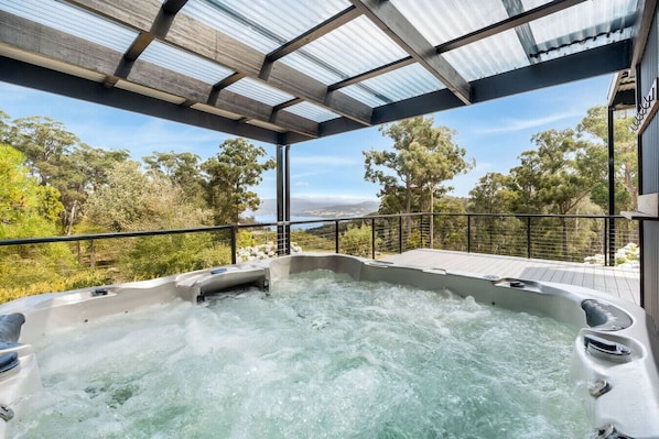 Outdoor spa tub