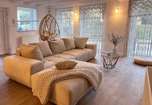 Sofa-Lounge mit Hängesessel und TV