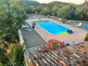 La piscine de 12m, pour nager ou barboter dans un cadre de verdure.