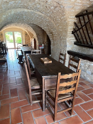 Les voûtes fraîches du rez-de-chaussée, idéale pour un repas au frais.
