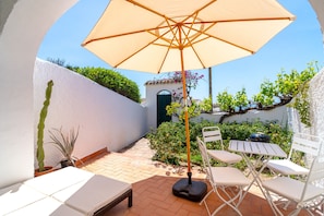 Jardin privé accueillant à Nerja, avec coin repas en plein air et entouré de plantes méditerranéennes. Un espace idéal pour profiter du climat agréable en toute tranquillité.