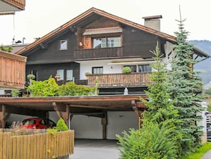 House, Home, Roof, Residential Area, Cottage, Slope, Siding, Balcony, Yard, Driveway