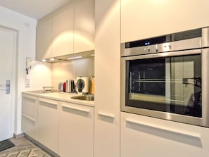 Küche, Küchengerät, Major Appliance, Interior Design, Countertop, Cabinetry, Flooring, Haushaltsgerät, Decke, Fussboden