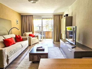 Möbel, Interior Design, Flooring, Fussboden, Couch, Wand, Holz, Zimmer, Decke, Wohnzimmer