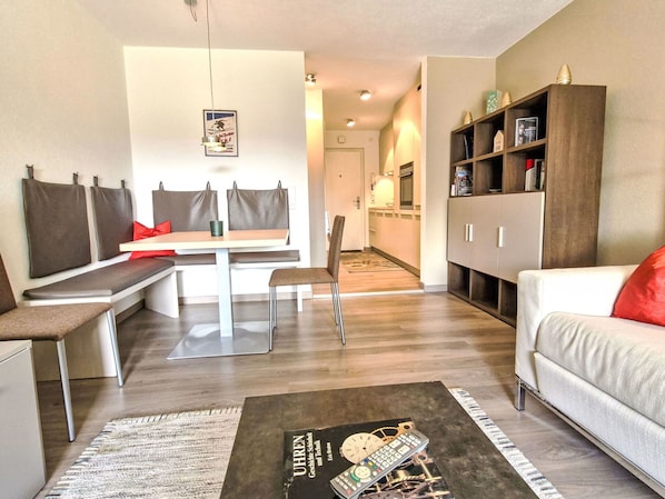 Möbel, Interior Design, Flooring, Holz, Fussboden, Zimmer, Wohnzimmer, Couch, Wohnung, Decke