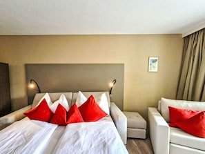 Interior Design, Flooring, Fussboden, Möbel, Decke, Beleuchtung, Zimmer, Schlafzimmer, Dekokissen, Bett