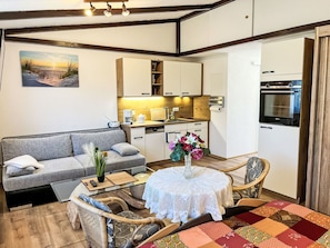 Meubles, Design Intérieur, Canapé, Sol, Sol, Pièce, Bois, Plafond, Salon, Éclairage
