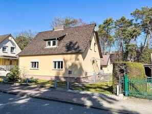 Gebäude, Fenster, Haus, Dach, Zuhause, Wohngebiet, Hütte, Nachbarschaft, Strauch, Menschliche Siedlung