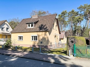 Gebäude, Fenster, Haus, Dach, Zuhause, Wohngebiet, Hütte, Nachbarschaft, Strauch, Menschliche Siedlung