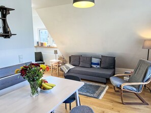 Möbel, Interior Design, Flooring, Fussboden, Couch, Holz, Zimmer, Stuhl, Decke, Wohnzimmer