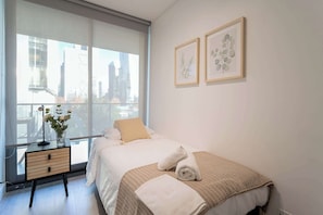 Cozy bedroom with city views, perfect for a tranquil stay in the heart of the city.