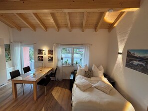 Wohnzimmer mit Schlafsofa (vollwertige Matratze)