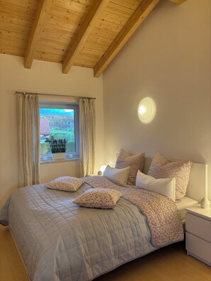 Schlafzimmer mit großem Doppelbett 180x200.