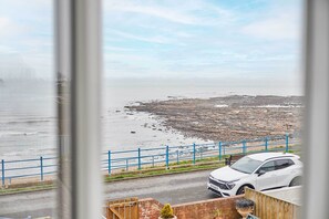 Twelve On The Terrace, Newbiggin-by-the-Sea - Host & Stay