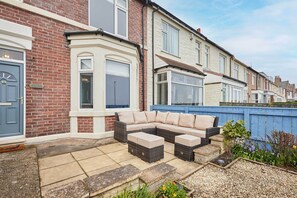 Twelve On The Terrace, Newbiggin-by-the-Sea - Host & Stay