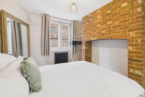 Dame Alice Street, Bedford - Host & Stay