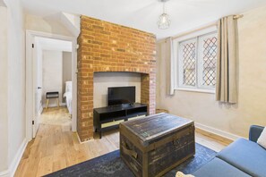Dame Alice Street, Bedford - Host & Stay