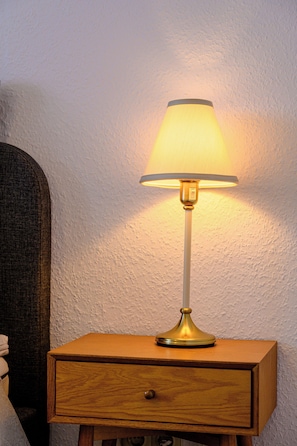 Stimmungsvolle Nachttischlampen für gemütliche Abendstunden.