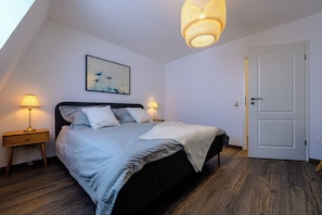 Hell und einladend: Schlafzimmer mit großzügigem Kingsize-Bett (180x200cm).
