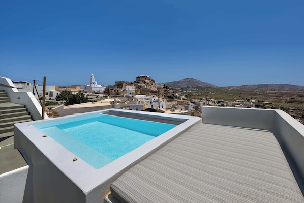 Private outdoor jacuzzi with view
