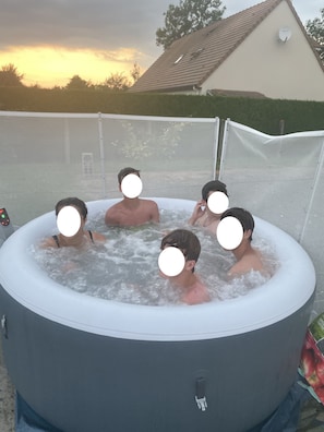 Bain à remous extérieur