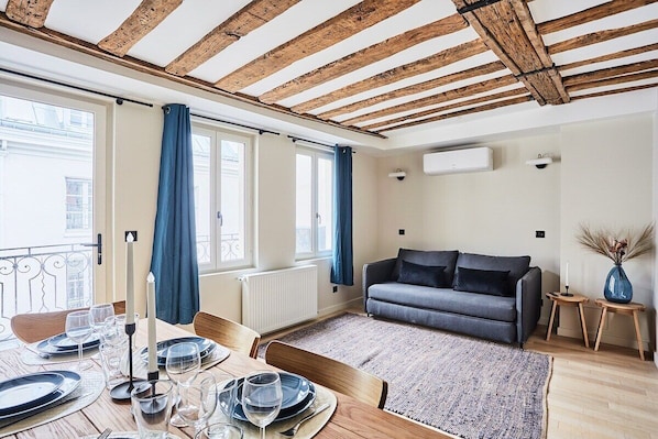 Salon avec espace pour manger