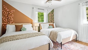 Bedroom with 2 full beds