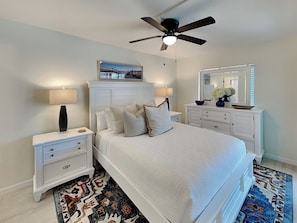Primary Bedroom - Queen Bed, Smart TV, Balcony Access, Gulf Views and En Suite Bathroom