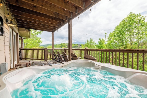 Birdies & Bear Cubs' bubbling hot tub