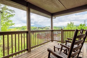 Birdies & Bear Cubs' relaxing decks with views