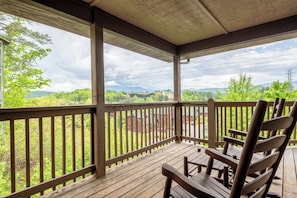 Birdies & Bear Cubs' relaxing decks with views