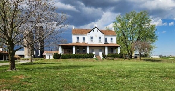 Front view of property