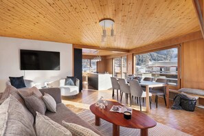Spacious Alpine Retreat | Bright open-plan living with panoramic mountain views, modern kitchen, and cozy dining area. Perfect for relaxing after a day on the slopes or trails. Fast Wi-Fi & Smart TV included. 🌲🛋️