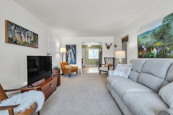 Furniture, Indoors, Living Room, Couch, Screen