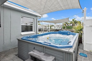 Outdoor spa tub