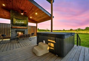 After a day of hiking, boating, or exploring, there’s nothing better than slipping into the private hot tub and letting the fresh Oklahoma air and starry skies work their magic.