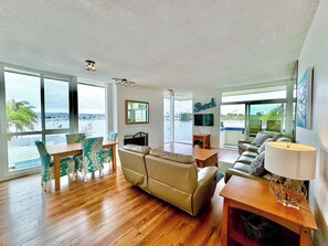 NORTH Bayfront Condo with fabulous Bayviews! 