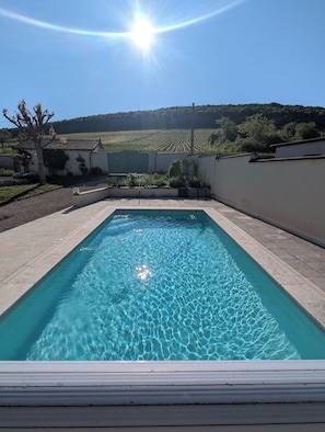 Piscine chauffée 7m x 3,5m. Rideau de protection