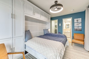 Studio | Queen Murphy Bed | Lake View | Free WiFi