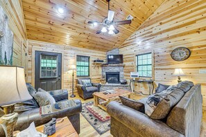 Living Room | Full Sleeper Sofa | Smart TV | Fireplace | Central A/C & Heating