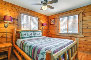 Bedroom 1 | Queen Bed | Main Floor