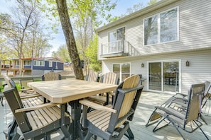 Deck | 2-Story Home