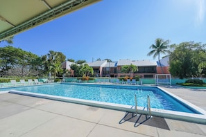 Landings of Largo | Community Amenities | Outdoor Pool