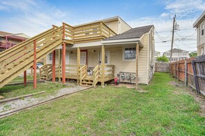 Exterior | Driveway Parking (2 Vehicles) | Overflow Parking (Side Yard)