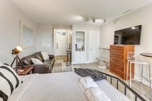 Studio | Queen Bed | Queen Sleeper Sofa | Smart TV | Free WiFi
